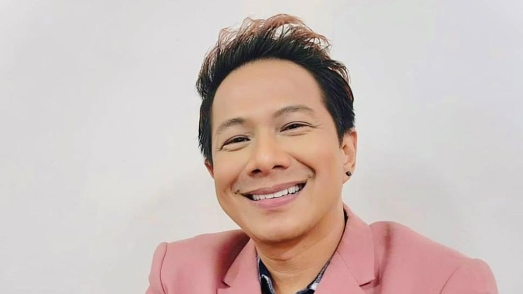 Delon Thamrin Ketagihan Nyanyi Dangdut Delon Thamrin Ketagihan Nyanyi Dangdut