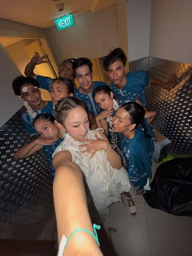 Dita Karang menghebohkan publik dengan penampilannya di Jakarta Fashion Week 2026