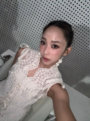 Dita Karang menghebohkan publik dengan penampilannya di Jakarta Fashion Week 2026