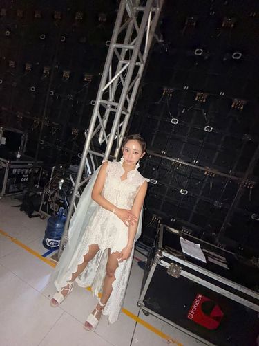 Dita Karang menghebohkan publik dengan penampilannya di Jakarta Fashion Week 2026