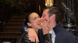 Momen Romantis Dua Lipa dan Callum Turner Liburan Bareng Momen Romantis Dua Lipa dan Callum Turner Liburan Bareng