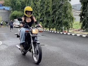 Ngeeng! Eva Celia Naik RX-King dan Nyetir Truk