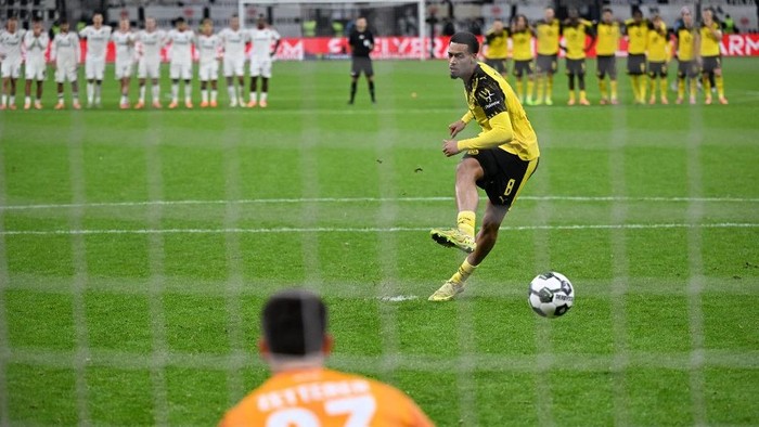 Dortmunds German midfielder #08 Felix Nmecha scores past Frankfurts German goalkeeper #23 Michael Zetterer during the penalty shoot-out of the German Cup (DFB Pokal) second round football match between Eintracht Frankfurt and BVB Borussia Dormund in Frankfurt, western Germany on October 28, 2025. (Photo by Kirill KUDRYAVTSEV / AFP) / DFB REGULATIONS PROHIBIT ANY USE OF PHOTOGRAPHS AS IMAGE SEQUENCES AND QUASI-VIDEO.