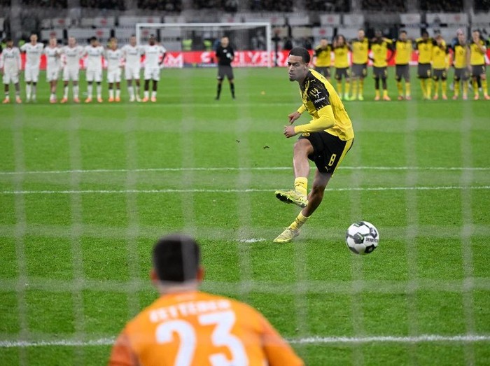 Dortmund's German midfielder #08 Felix Nmecha scores past Frankfurt's German goalkeeper #23 Michael Zetterer during the penalty shoot-out of the German Cup (DFB Pokal) second round football match between Eintracht Frankfurt and BVB Borussia Dormund in Frankfurt, western Germany on October 28, 2025. (Photo by Kirill KUDRYAVTSEV / AFP) / DFB REGULATIONS PROHIBIT ANY USE OF PHOTOGRAPHS AS IMAGE SEQUENCES AND QUASI-VIDEO.