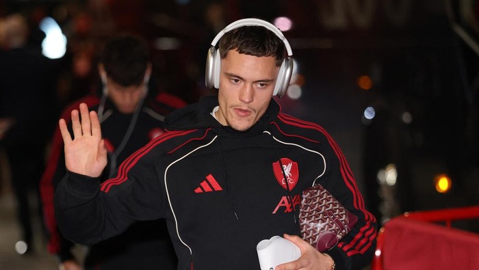Florian Wirtz Soccer Football - Premier League - Brentford v Liverpool - GTech Community Stadium, London, Britain - October 25, 2025 Liverpools Florian Wirtz arrives before the match REUTERS/Toby Melville EDITORIAL USE ONLY. NO USE WITH UNAUTHORIZED AUDIO, VIDEO, DATA, FIXTURE LISTS, CLUB/LEAGUE LOGOS OR LIVE SERVICES. ONLINE IN-MATCH USE LIMITED TO 120 IMAGES, NO VIDEO EMULATION. NO USE IN BETTING, GAMES OR SINGLE CLUB/LEAGUE/PLAYER PUBLICATIONS. PLEASE CONTACT YOUR ACCOUNT REPRESENTATIVE FOR FURTHER DETAILS..