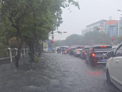 8 Wilayah di Surabaya Tergenang Usai Diguyur Hujan 2,5 Jam 8 Wilayah di Surabaya Tergenang Usai Diguyur Hujan 2,5 Jam