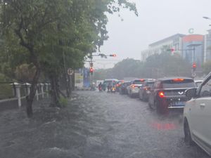 8 Wilayah di Surabaya Tergenang Usai Diguyur Hujan 2,5 Jam 8 Wilayah di Surabaya Tergenang Usai Diguyur Hujan 2,5 Jam