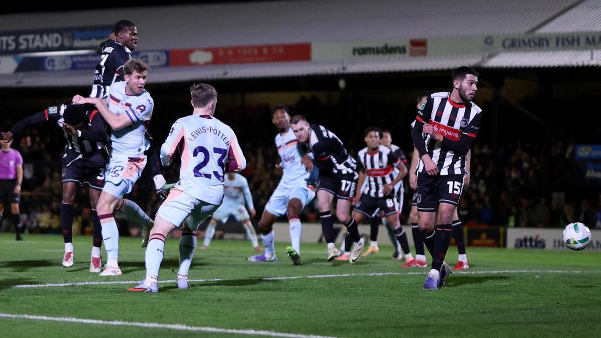 Grimsby Town dibantai Brentford usai ejek ManchesteAction Images via Reuters/Lee Smith