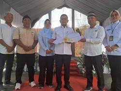 Kunjungi SKh di Lebak, Andra Hibahkan Mobil Operasional dan Janji Perbaiki Jalan