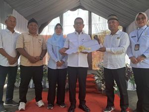 Kunjungi SKh di Lebak, Andra Hibahkan Mobil Operasional dan Janji Perbaiki Jalan Kunjungi SKh di Lebak, Andra Hibahkan Mobil Operasional dan Janji Perbaiki Jalan