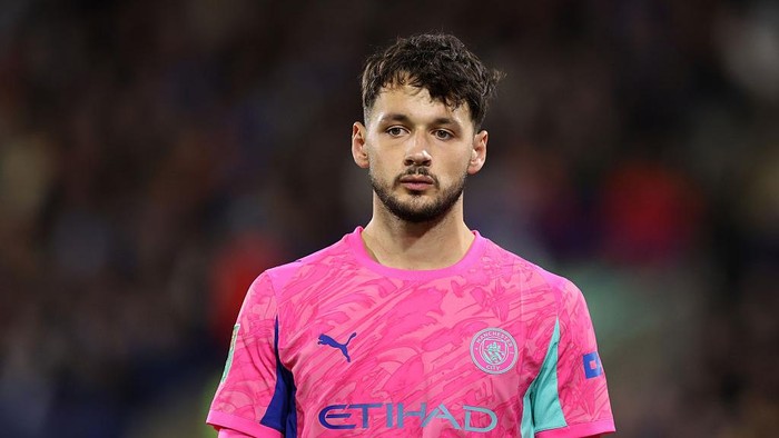 James Trafford HUDDERSFIELD, ENGLAND - SEPTEMBER 24: James Trafford of Manchester City looks on during the Carabao Cup Third Round match between Huddersfield Town and Manchester City at Accu Stadium on September 24, 2025 in Huddersfield, England. (Photo by Matt McNulty/Getty Images)