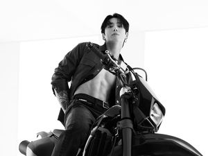 Gaya Jungkook BTS Pamer Otot dan Aura Rockstar, Bintangi Iklan Calvin Klein Gaya Jungkook BTS Pamer Otot dan Aura Rockstar, Bintangi Iklan Calvin Klein