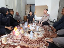 Polda Jatim Anjangsana ke Purnawirawan di Hari Jadi ke-74 Humas Polri Polda Jatim Anjangsana ke Purnawirawan di Hari Jadi ke-74 Humas Polri