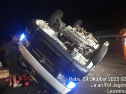 Pikap Terguling di Tol Jagorawi Arah Bogor Usai Pecah Ban Pikap Terguling di Tol Jagorawi Arah Bogor Usai Pecah Ban