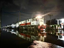 Rel yang Terendam Banjir di Semarang Sudah Bisa Dilalui Kereta Rel yang Terendam Banjir di Semarang Sudah Bisa Dilalui Kereta