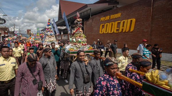 Kirab Bedhol Projo Warnai Kembalinya Pedagang ke Pasar Induk Godean