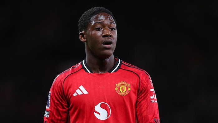 Kobbie Mainoo MANCHESTER, ENGLAND - OCTOBER 25: Kobbie Mainoo of Manchester United during the Premier League match between Manchester United and Brighton & Hove Albion at Old Trafford on October 25, 2025 in Manchester, England. (Photo by James Gill - Danehouse/Getty Images)