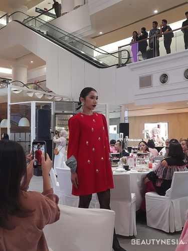 Pink Soiree ini juga dimeriahkan dengan fashion show dari koleksi-koleksi khusus Ivan Gunawan untuk mendukung Lovepink Indonesia.