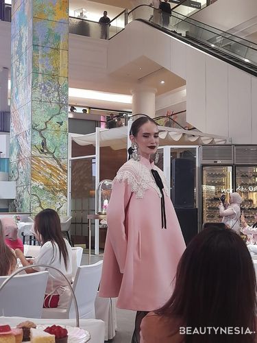 Pink Soiree ini juga dimeriahkan dengan fashion show dari koleksi-koleksi khusus Ivan Gunawan untuk mendukung Lovepink Indonesia.