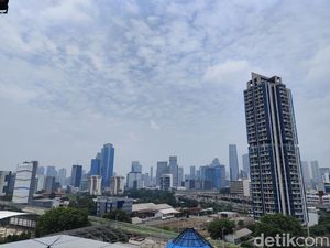 Langit Jakarta Abu-abu Siang Ini, Bagaimana Kualitas Udaranya? Langit Jakarta Abu-abu Siang Ini, Bagaimana Kualitas Udaranya?