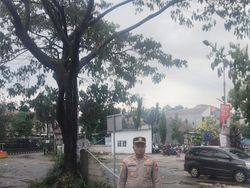 Jalan Raya Sawangan Depok Banjir Usai Hujan Deras, Lalu Lintas Masih Tersendat Jalan Raya Sawangan Depok Banjir Usai Hujan Deras, Lalu Lintas Masih Tersendat