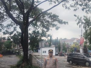 Jalan Raya Sawangan Depok Banjir Usai Hujan Deras, Lalu Lintas Masih Tersendat Jalan Raya Sawangan Depok Banjir Usai Hujan Deras, Lalu Lintas Masih Tersendat