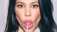 Kourtney Kardashian Rilis Permen Lolipop untuk Jaga Kesehatan Vagina Kourtney Kardashian Rilis Permen Lolipop untuk Jaga Kesehatan Vagina