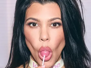 Kourtney Kardashian Rilis Permen Lolipop untuk Jaga Kesehatan Vagina