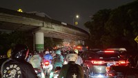 Lalin TB Simatupang Macet Parah Malam Ini, Pemotor Sampai Matikan Mesin