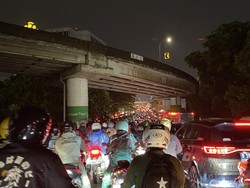 Lalin TB Simatupang Macet Parah Malam Ini, Pemotor Sampai Matikan Mesin Lalin TB Simatupang Macet Parah Malam Ini, Pemotor Sampai Matikan Mesin