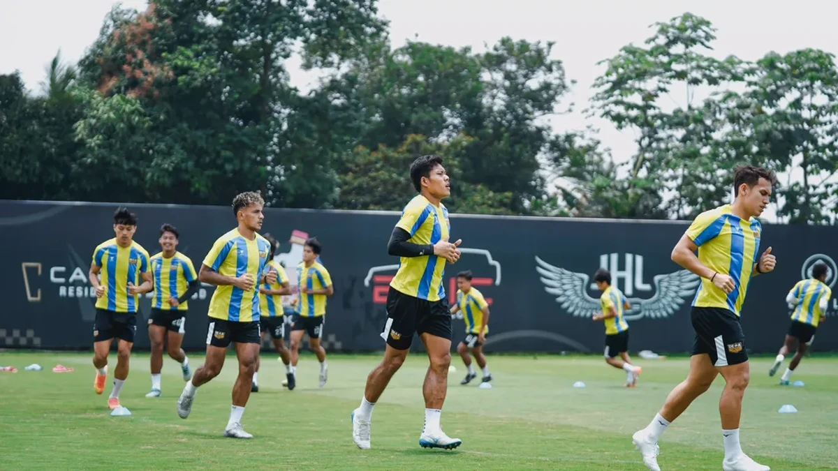 Para pemain Dewa United ketika sedang menjalani sesi latihan. Foto: Dok. Dewa United