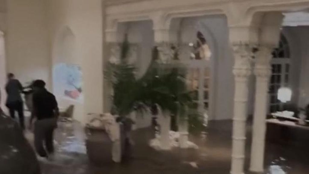 Video: Hujan Deras, Lobi Hotel di Florida Bak Kolam Video: Hujan Deras, Lobi Hotel di Florida Bak Kolam
