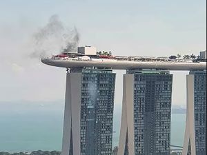 Marina Bay Sands Kebakaran! Asap Hitam Terlihat dari Lantai 55