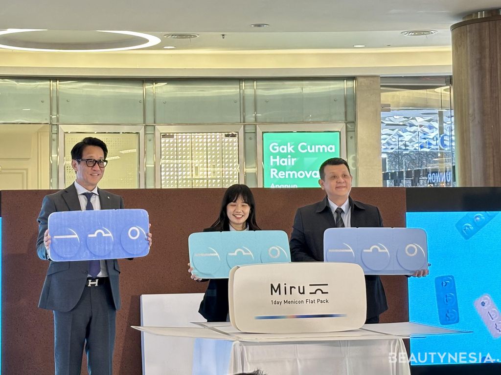 Menicon Global memperkenalkan cara baru menikmati penglihatan yang sehat dan penuh gaya melalui tiga lini lensa kontak disposable terbarunya: Miru 1day Flat Pack, Miru 1day UpSide, dan Miru 1month.