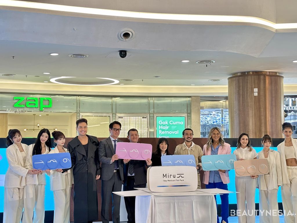 Menicon Global memperkenalkan cara baru menikmati penglihatan yang sehat dan penuh gaya melalui tiga lini lensa kontak disposable terbarunya: Miru 1day Flat Pack, Miru 1day UpSide, dan Miru 1month.