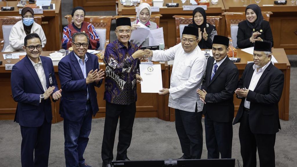 Momen DPR dan Pemerintah Sepakati Biaya Penyelenggaraan Ibadah Haji 2026 Momen DPR dan Pemerintah Sepakati Biaya Penyelenggaraan Ibadah Haji 2026