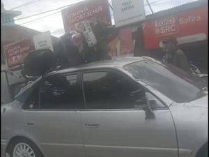 Tabrakan Maut di Cilegon hingga Motor Nyangkut di Atap Mobil Tabrakan Maut di Cilegon hingga Motor Nyangkut di Atap Mobil