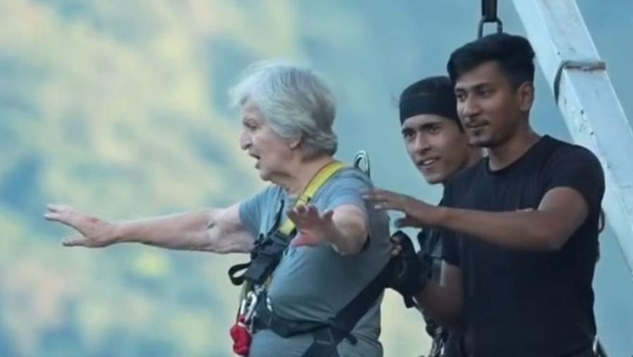 Video: Nenek 83 Tahun Lakukan Bungee Jump dari Ketinggian 117 Meter