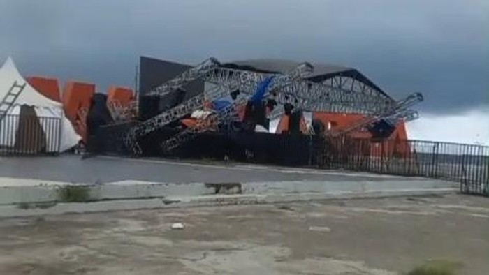 Panggung Mamuju Festival ambruk diterjang angin kencang.