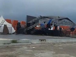 Video: Panggung Mamuju Festival Ambruk Diterjang Angin Kencang-Tenda Roboh Video: Panggung Mamuju Festival Ambruk Diterjang Angin Kencang-Tenda Roboh