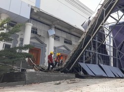 Sebulan Ambruk, Atap Teras Kantor Pemerintahan Brebes Mulai Dibongkar Sebulan Ambruk, Atap Teras Kantor Pemerintahan Brebes Mulai Dibongkar