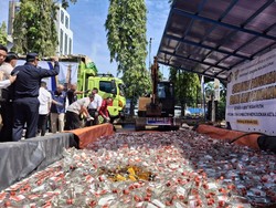 Jutaan Batang Rokok Ilegal dan Ribuan Liter Miras Dimusnahkan Jutaan Batang Rokok Ilegal dan Ribuan Liter Miras Dimusnahkan