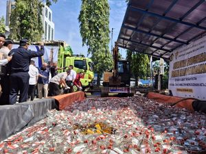 Jutaan Batang Rokok Ilegal dan Ribuan Liter Miras Dimusnahkan Jutaan Batang Rokok Ilegal dan Ribuan Liter Miras Dimusnahkan