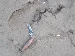 Pisau Patah Saksi Bisu Kematian Tragis Dani di Tasikmalaya Pisau Patah Saksi Bisu Kematian Tragis Dani di Tasikmalaya