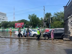 Polrestabes Semarang Atur Lalu Lintas Akibat Jalan Tergenang Air Polrestabes Semarang Atur Lalu Lintas Akibat Jalan Tergenang Air