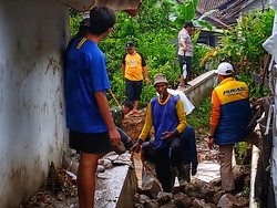 Petugas Tinjau dan Tangani Kerusakan Akibat Banjir Bandang di Cisolok Petugas Tinjau dan Tangani Kerusakan Akibat Banjir Bandang di Cisolok