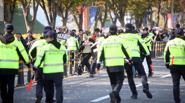 Polisi Cegah Pengunjuk Rasa Berlari ke Lokasi Kunjungan Trump di Gyeongju