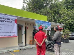 Warga Datangi Posko Aduan Pertamina Usai Motor Brebet gegara Pertalite Warga Datangi Posko Aduan Pertamina Usai Motor Brebet gegara Pertalite