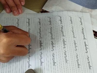 Potret Siswa SMA di Seruyan Belajar Menulis Tegak Bersambung