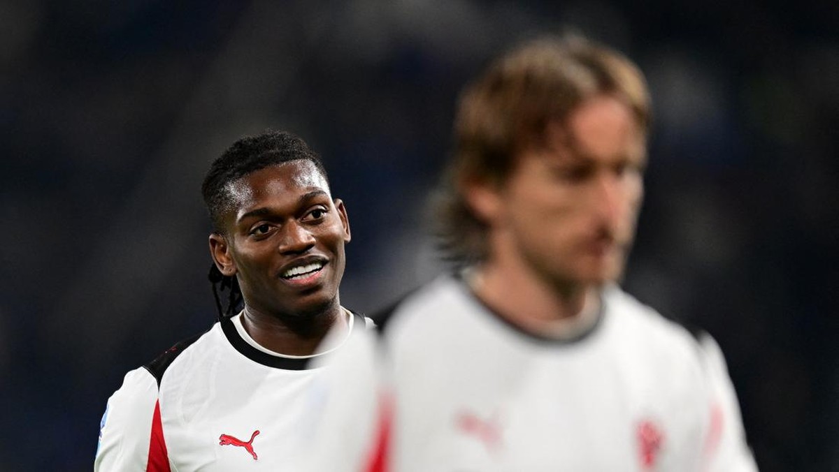 Rafael Leao mengalami cedera saat AC Milan diimbangi Atalanta. (REUTERS/Daniele Mascolo)